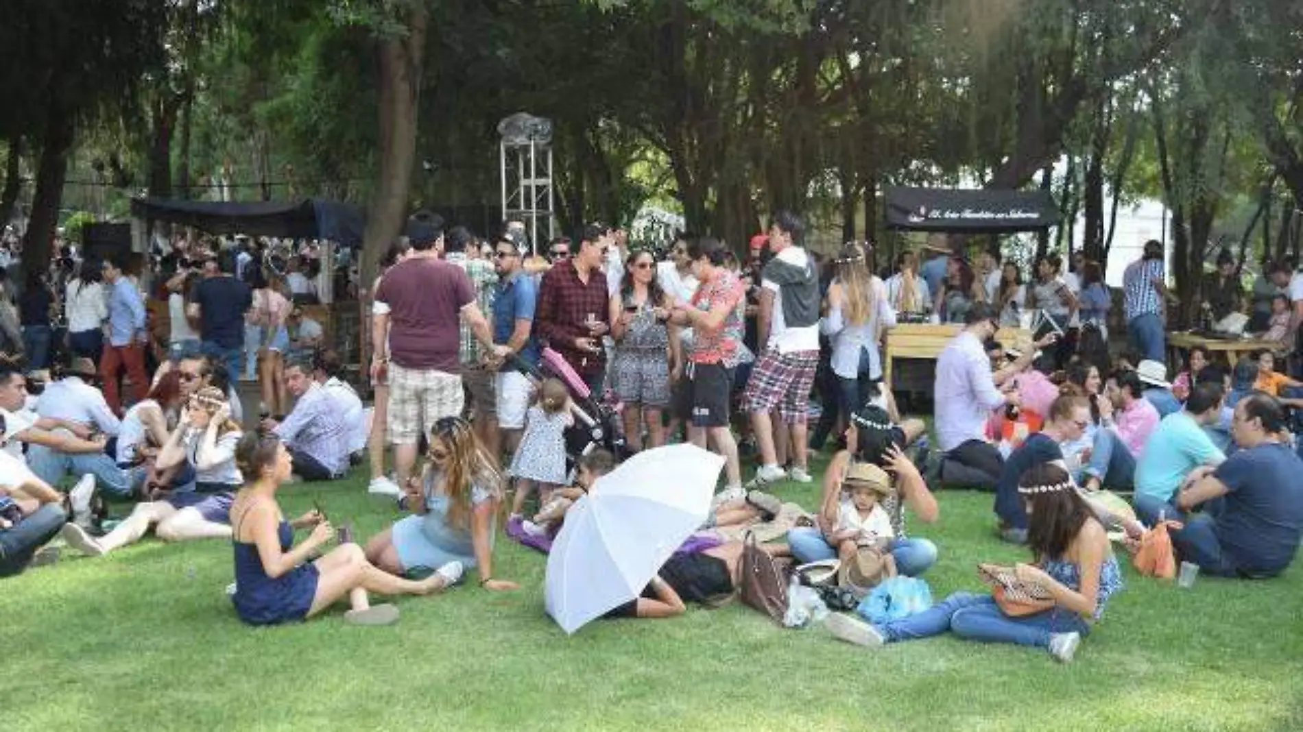 1-4-Gran ambiente durante la feria